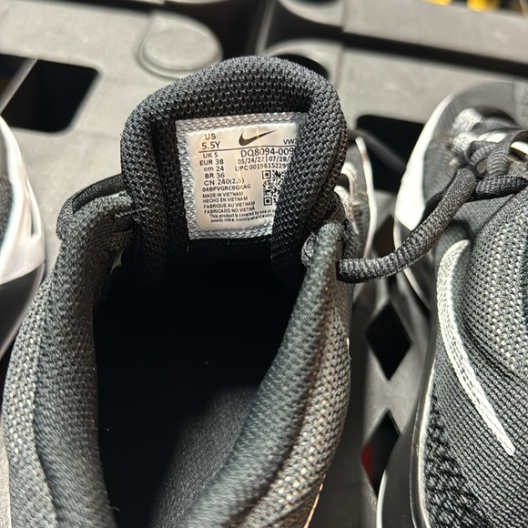 Nike Kyrie Flytrap 6 Basketball
Shoes - Picture 13 of 13